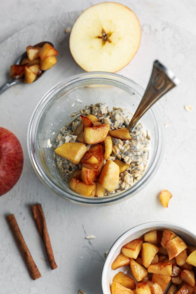 apple pie overnight oats with sautéed apples on top by Flora & Vino